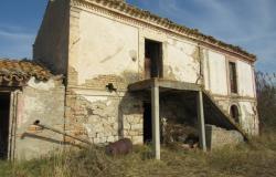 Ruin of 180 sqm with 1000sqm of land in a beautiful and panoramic position.  0