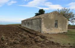 36,000 sqm of land with 120sqm barn and amazing sea views and building rights 1km to the beach. 1