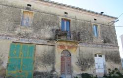 9 bedroom, detached, traditional farmhouse 500 meters from the center of this town famous for its fabulous wine.  1