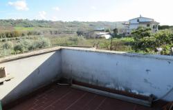 Detached, habitable farmhouse amongst other houses with 4000sqm of flat land, a garage and 4 bedrooms. 14