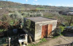 Detached, habitable farmhouse amongst other houses with 4000sqm of flat land, a garage and 4 bedrooms. 16