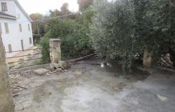Countryside, stone house with garden and terrace to restructure of 100sqm with 3 bedrooms. 6