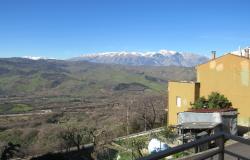Fantastic mountain views, 2 bedroom town house with garden, garage, quiet spot, 300 meters to the shops, needs decorating. 14