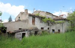 Detached ruin of 160sqm and garage with 1000sqm of land 1km from town 2