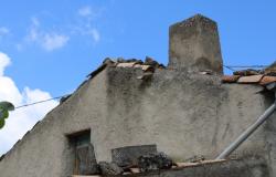 Detached ruin of 160sqm and garage with 1000sqm of land 1km from town 3