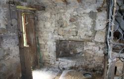 Detached ruin of 160sqm and garage with 1000sqm of land 1km from town 4