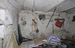 Detached ruin of 160sqm and garage with 1000sqm of land 1km from town 5