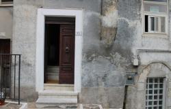 Amazing views, habitable, stone town house with two bedrooms, garden and cellar  3