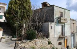 Stone structure, town house of 100sqm with garden, terrace, cellars, amazing views, 200 meters to the center  12