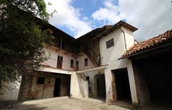 A House in the Village with Inner Courtyard / NVL014