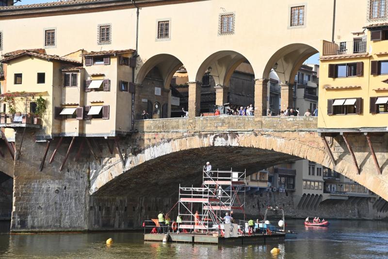 Floating platform underneath Ponte Vecchio