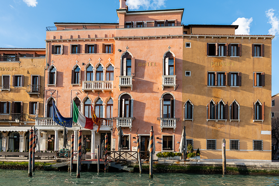 Italian Conversations: Hotel Check In