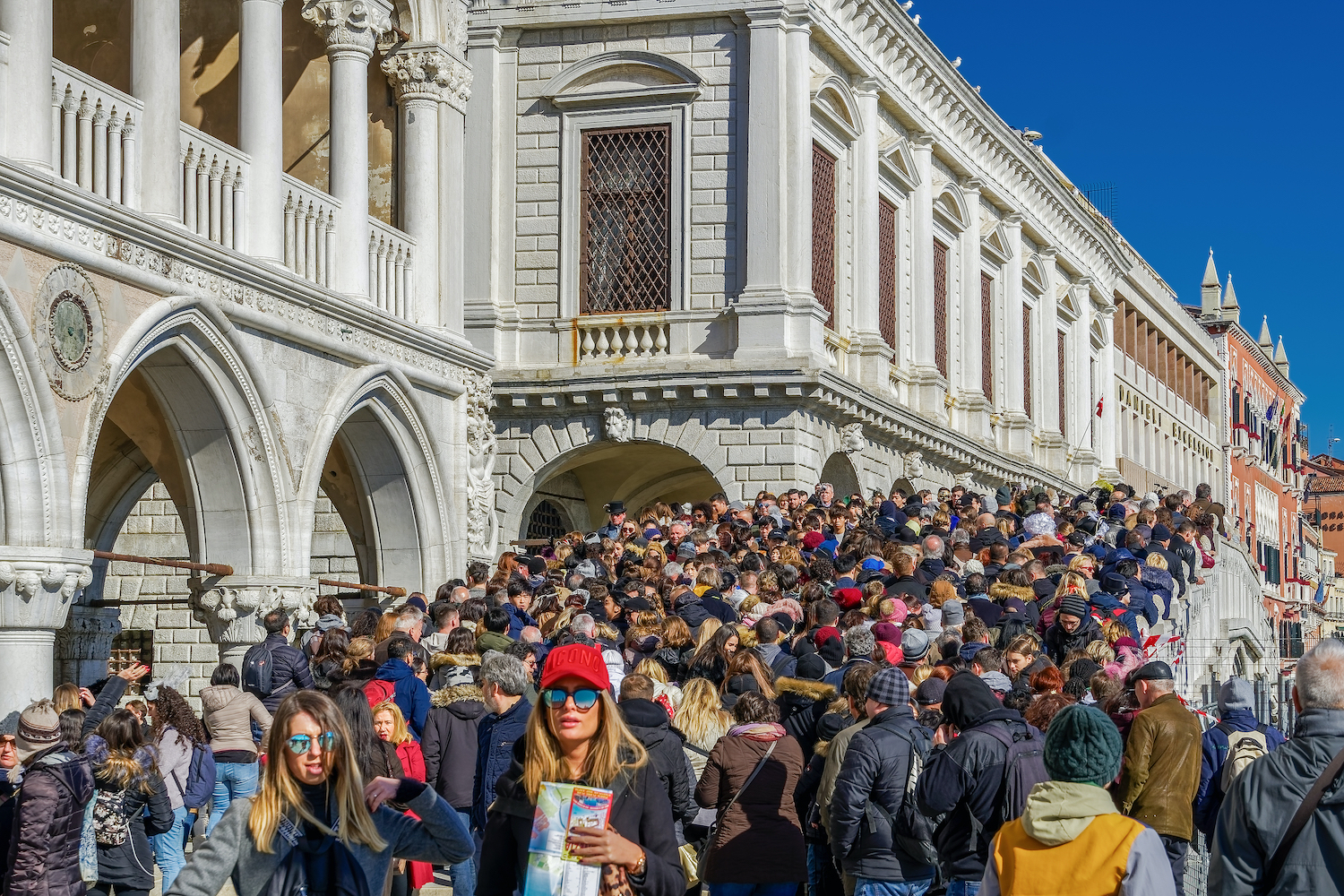 Итальянцы толпа. Italy crowd. Венецианский карнавал толпа фото для презентации. 3 октября 2019 день