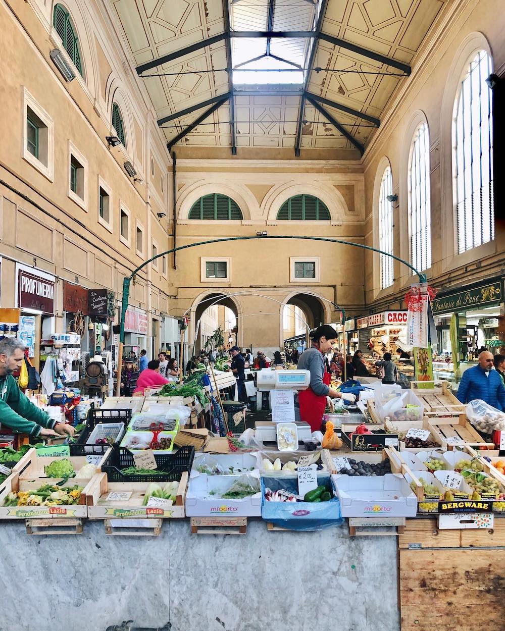 The market of Livorno [Stands at the market of Livorno