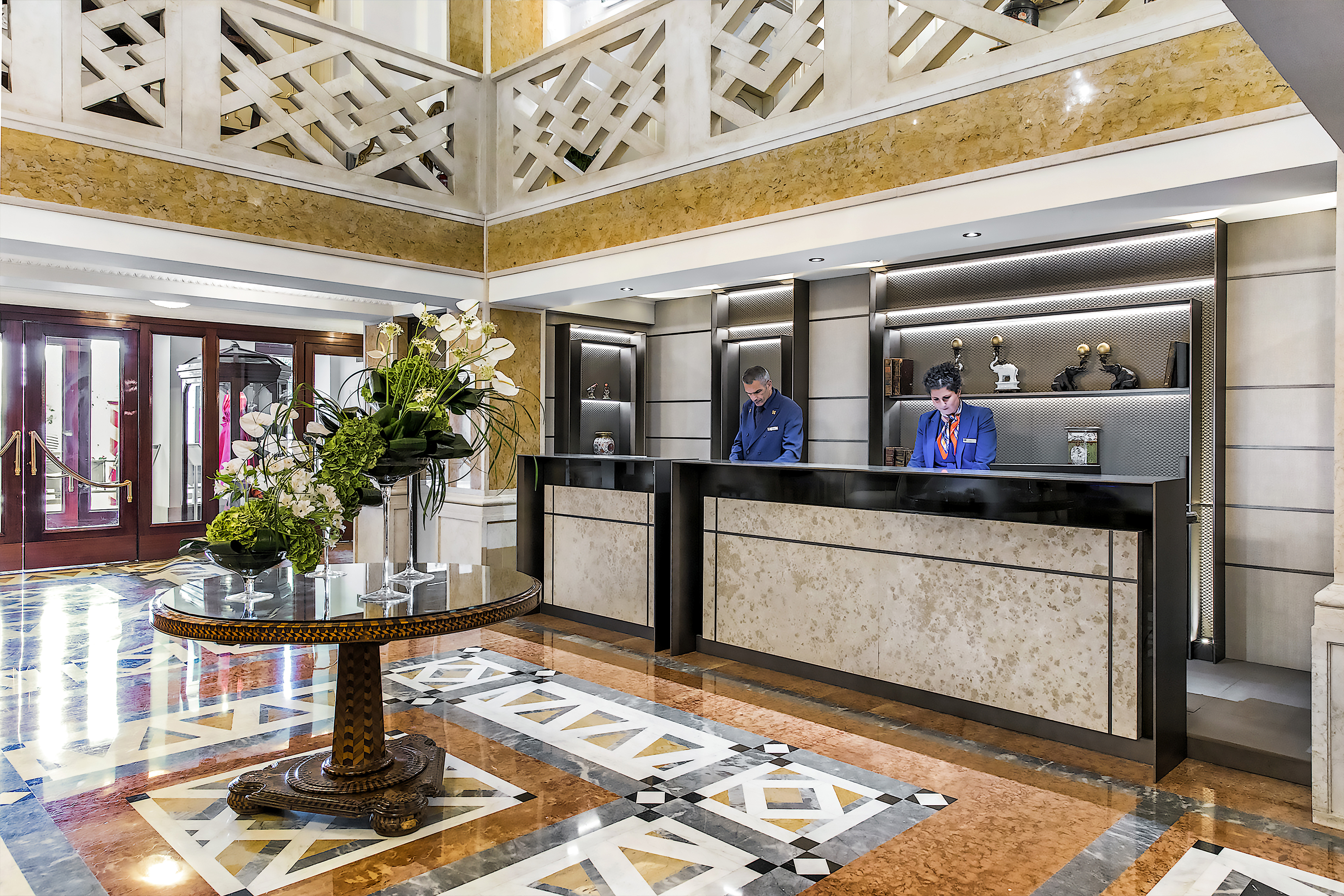 Baglioni Hotel Luna reception desk