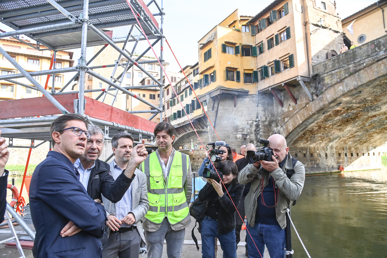 construction site leaders and mayor Dario Nardella