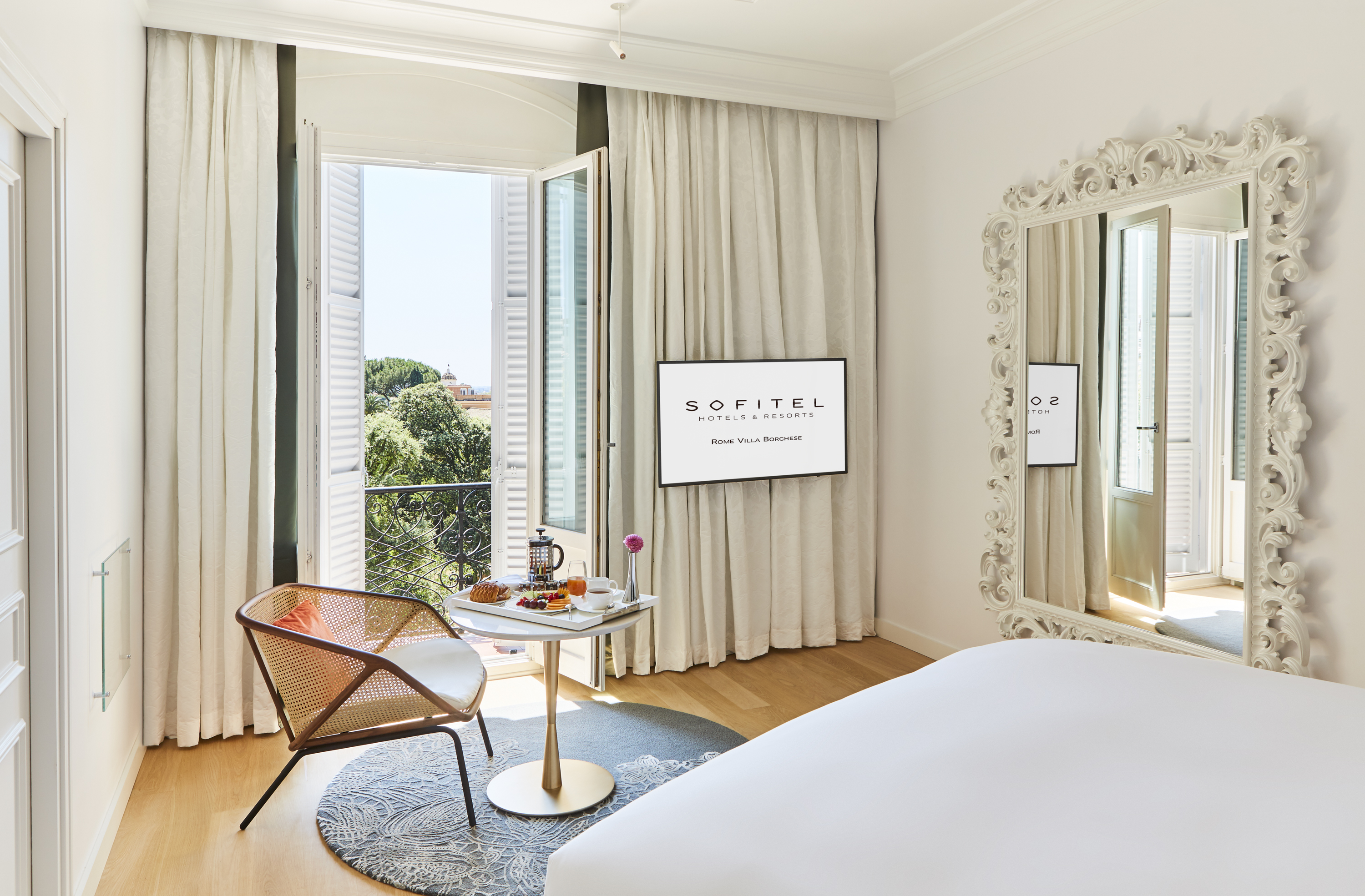 Luxury room with double bed and view over Rome