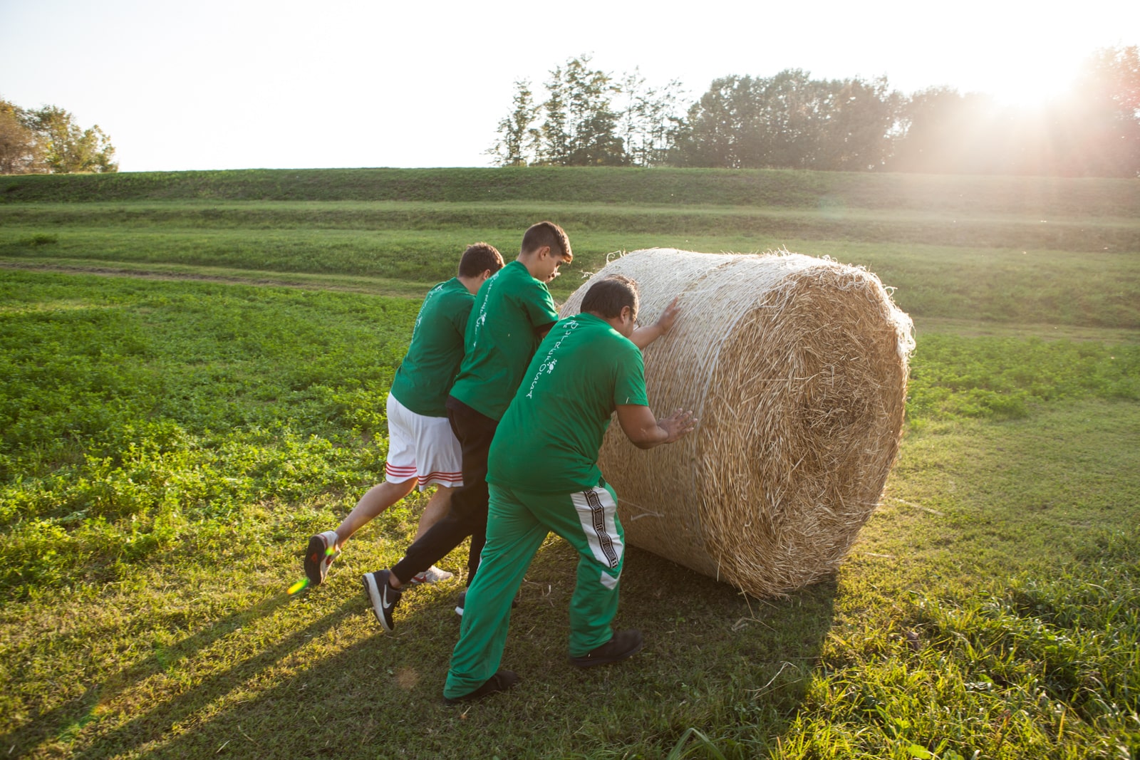 Sbürla la rôda, the wheat bale race