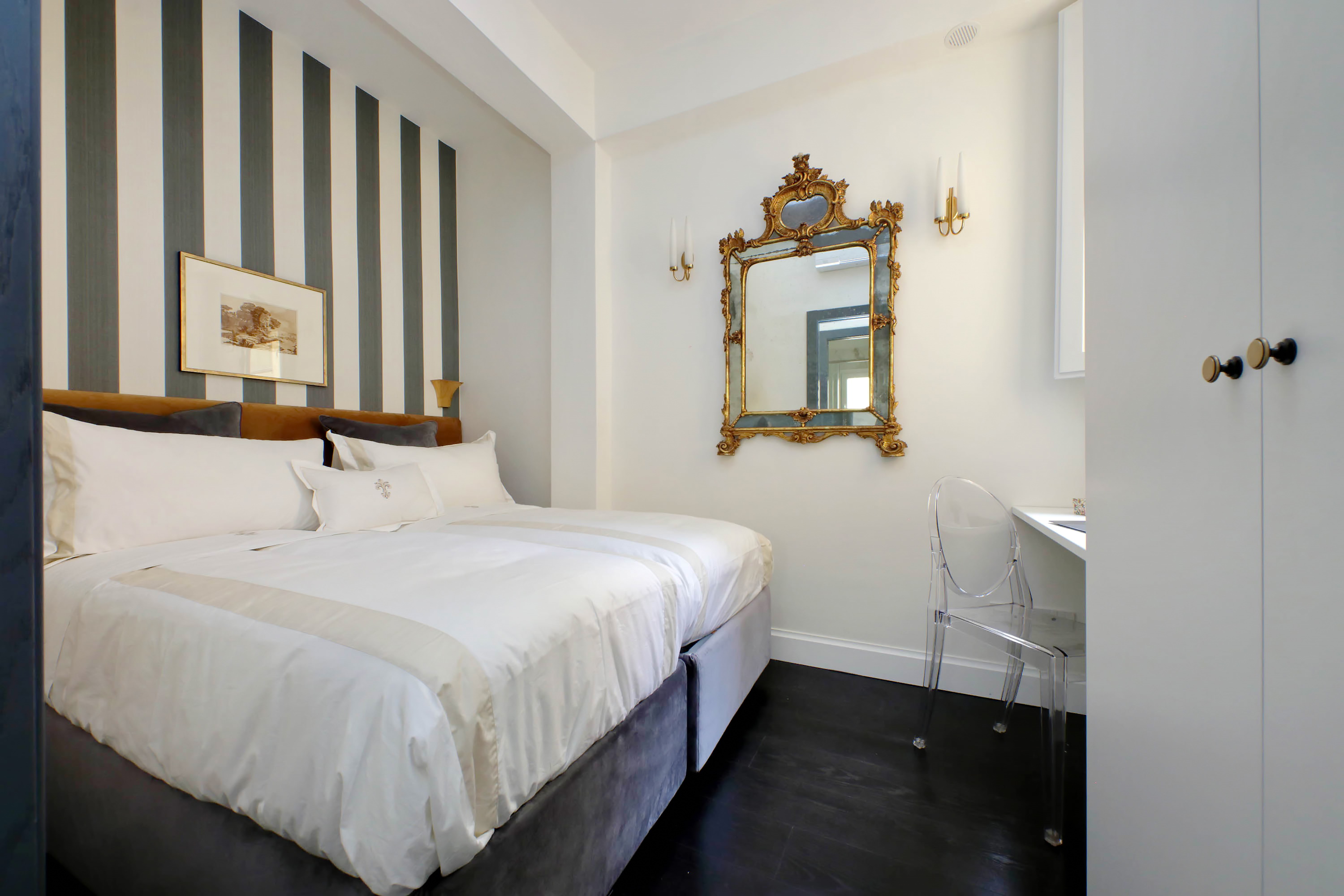 Bedroom in the Maestro apartment with window-facing desk