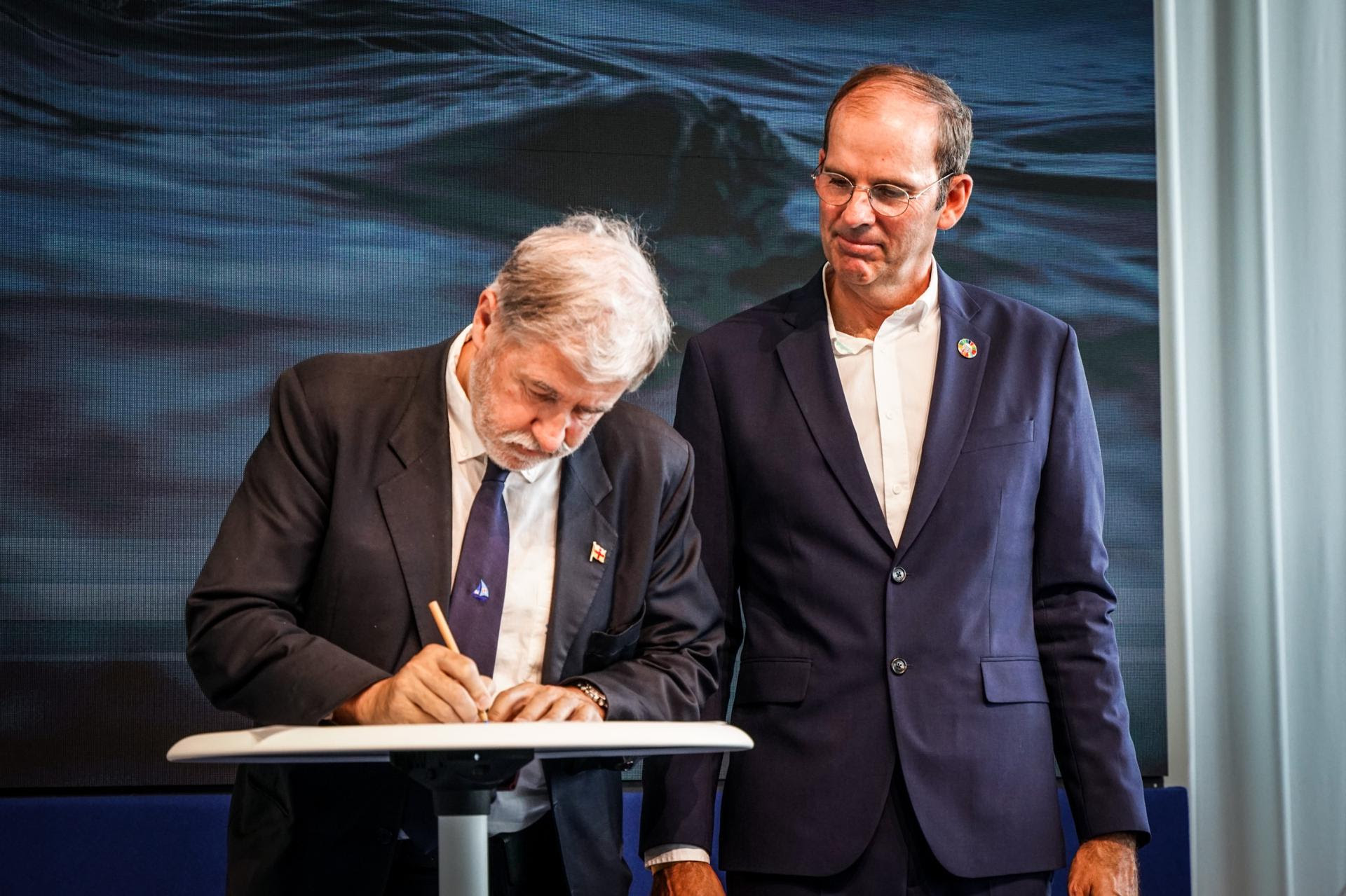 Mayor of Genoa Marco Bucci signs off on Genova Process paperwork