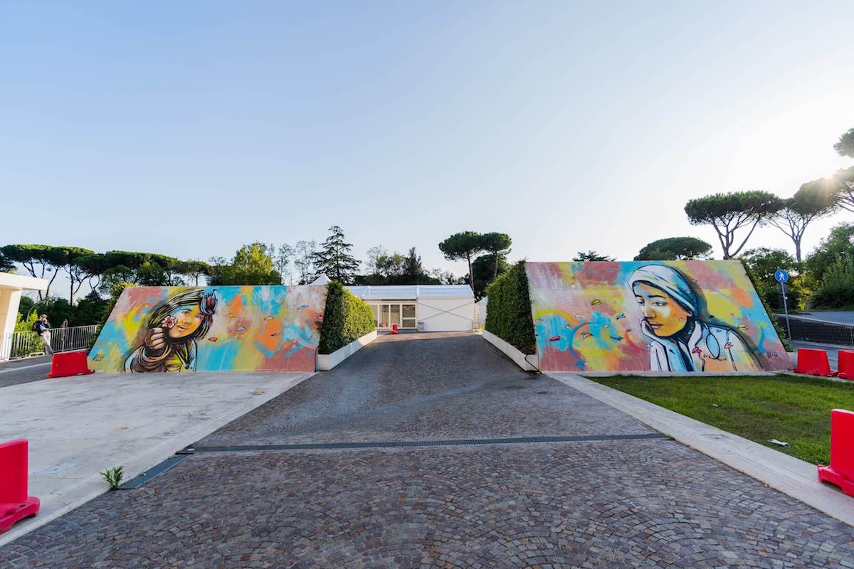 Diciamo insieme grazie The two huge pieces of work painted by Alice Pasquini