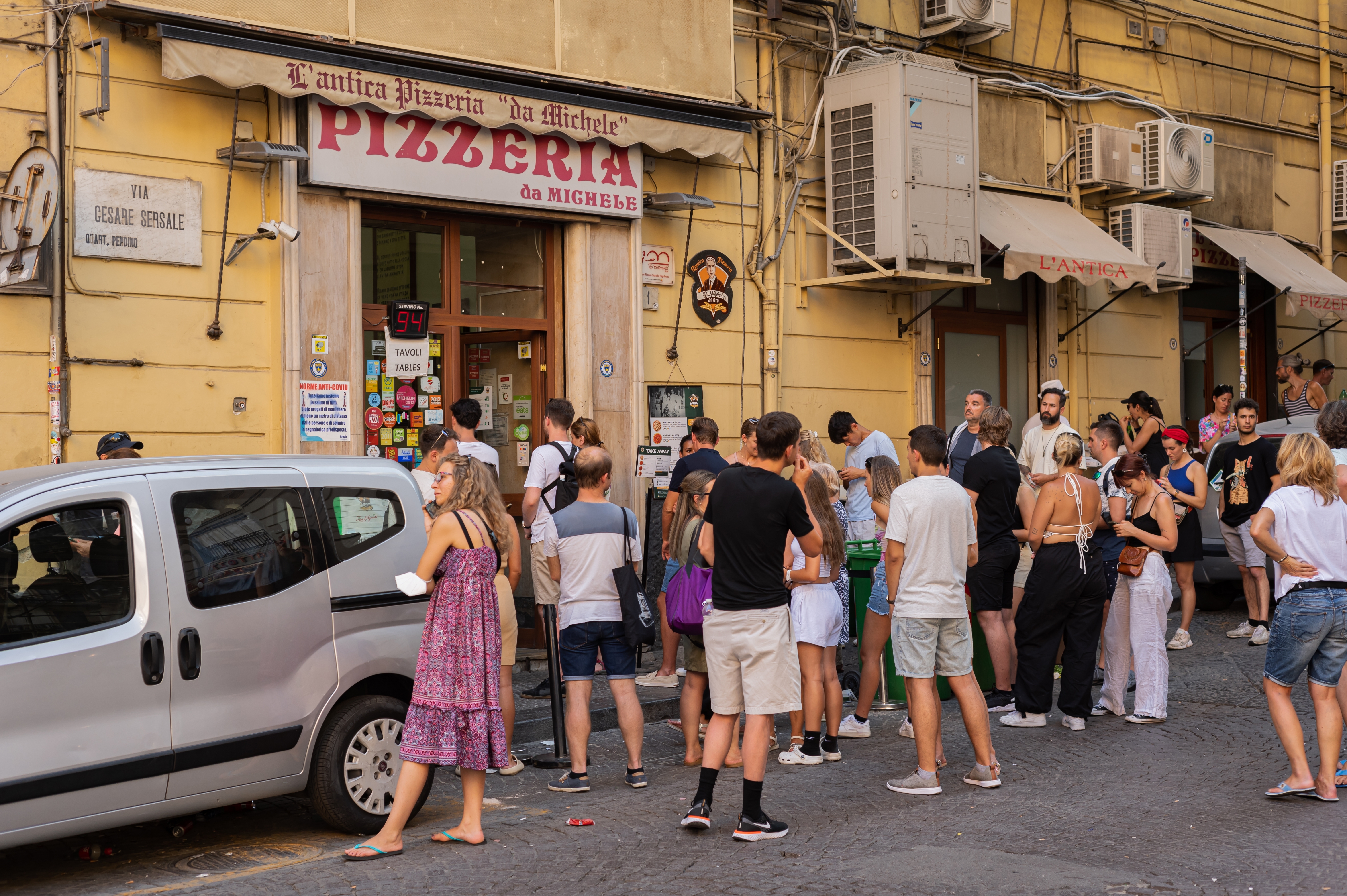 Tourists and locals alike cue outside Pizzeria da Michele in Naples / Photo: Dudaeva via Shutterstock