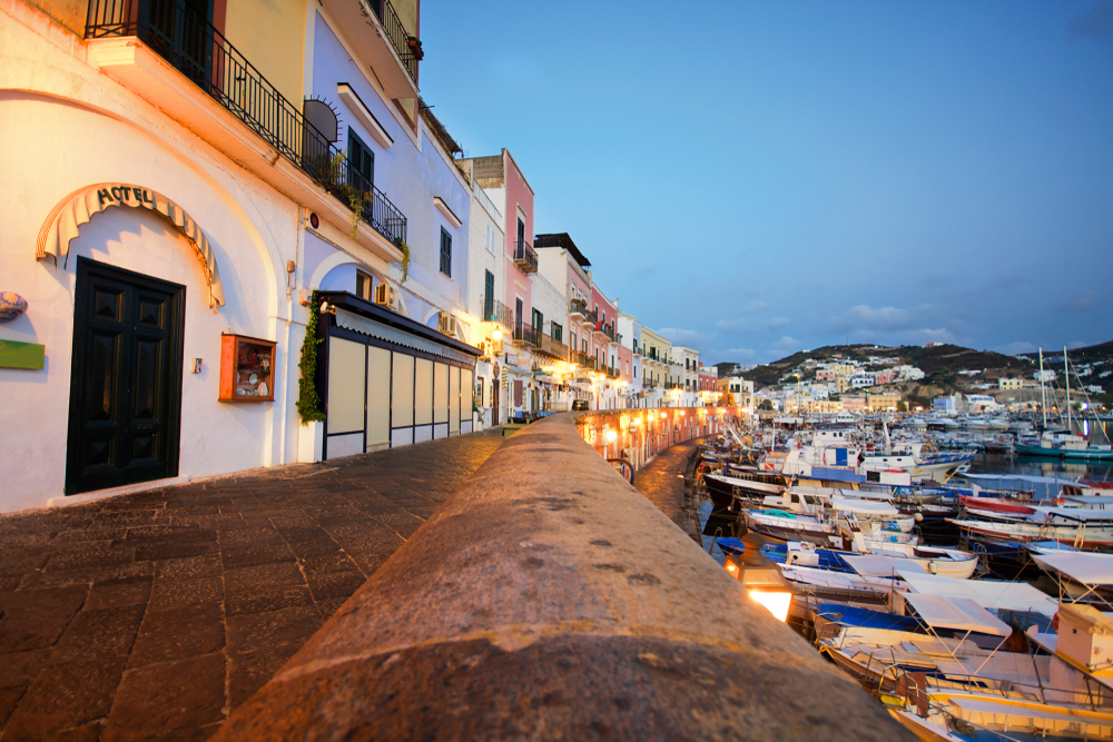 Dawn at the port of Ponza / Photo: Simone Angelo Ferri via Shutterstock