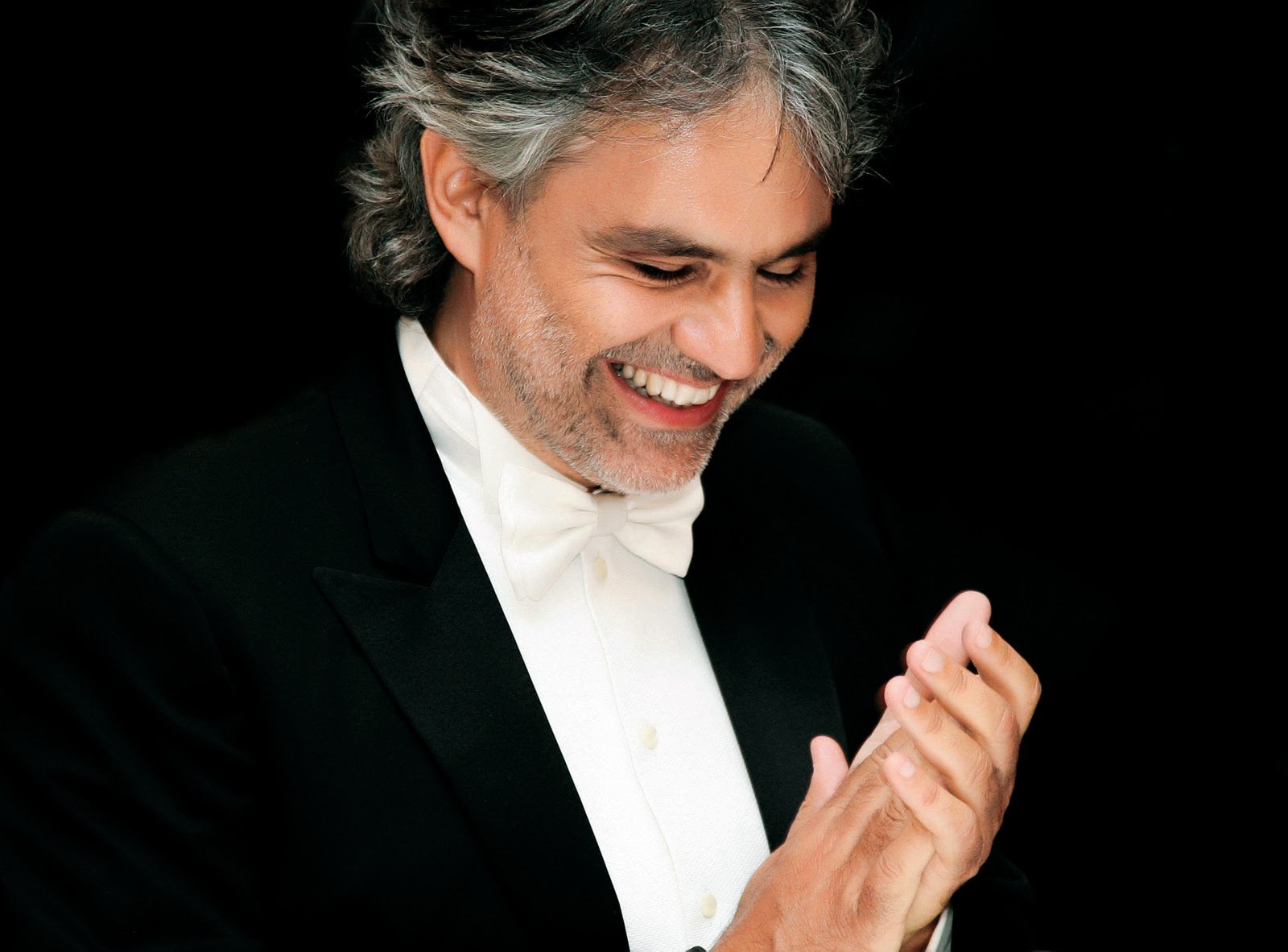 who tours with andrea bocelli