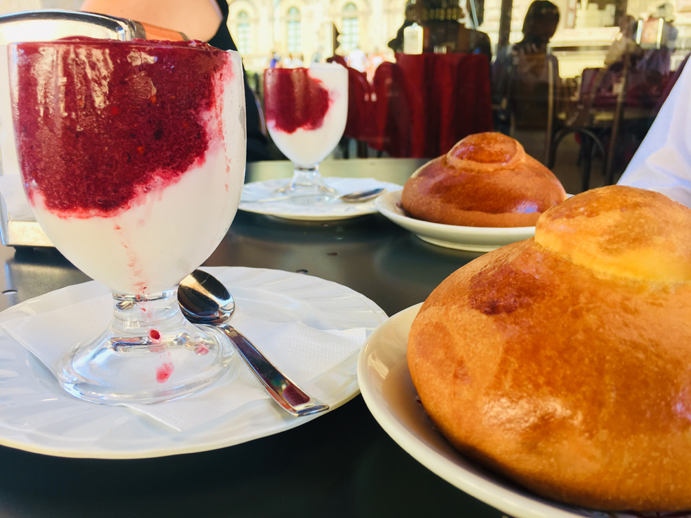 Sabor tradicional do café granita siciliano com brioche close up