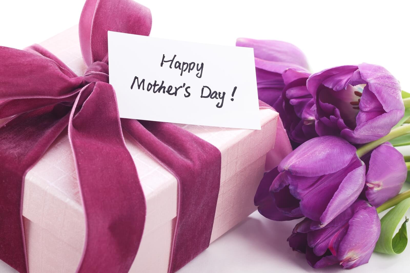 День матери в англии. Подарок на день матери. День матери в Великобритании. Цветы в подарок.