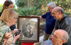 People watching a photo of ancestor 