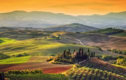 Farmhouse in the Tuscan countryside at sunset