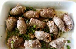 Veal meat rolls with peas