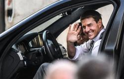 Tom Cruise waving from car while filming Mission Impossible 7 in Rome