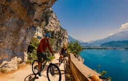 Two bikers on Lake Garda bike path