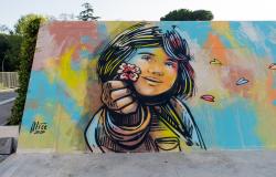 Wall painted by the artist with a little girl who give a flower