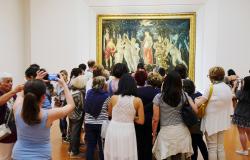 visitors in Uffizi gallery in Florence