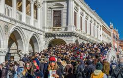 Crowds in Venice