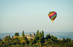 Hot Air Balloon over Southern Tuscany as the sun rises with Top Travel Italy’s bespoke honeymoon experiences. Credit: Top Travel Italy