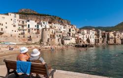 An elderly couple on the waterfront of Cefalu, Sicily / Photo: Alex Segre via Shutterstock