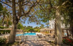 Aqua Pool Lounge at Hotel Mediterraneo 