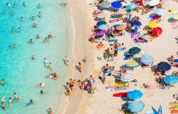 Crowds fill the beaches in Tropea, Calabria / Photo: leonori via Shutterstock