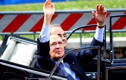 Giorgio Napolitano greets crowds at a military parade in Naples