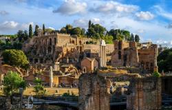 View of ancient Rome's ruin on the Palatine Hill