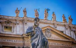 Apostolo and St. Peter's Basilica in the background
