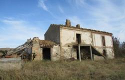 Ruin of 180 sqm with 1000sqm of land in a beautiful and panoramic position. 1