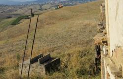 Ruin of 180 sqm with 1000sqm of land in a beautiful and panoramic position. 7