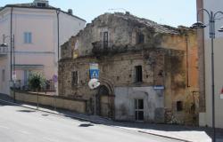 Ruin of 300sqm, dating back to 1850s, in the center of this lively village, full or original character. 0