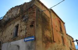 Ruin of 300sqm, dating back to 1850s, in the center of this lively village, full or original character. 1