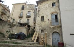 Majella stone structure with garden and 2 beds in the old part of this lively, very Italian town 0